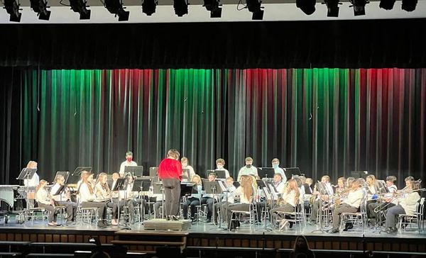 7th Grade Band Performs for Community